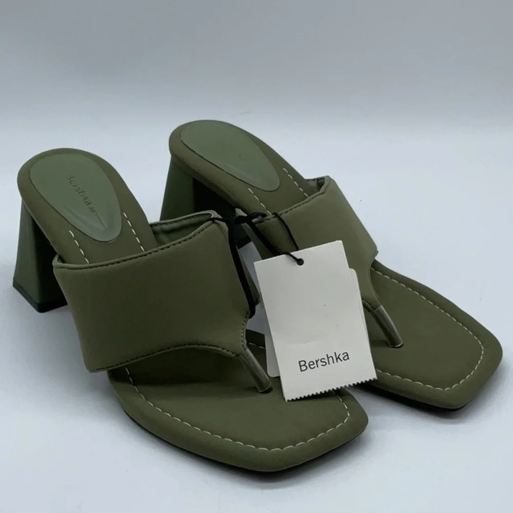 Bershka heeled toe post sandal in khaki - Picture 2 of 9